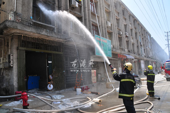 龙港沿江路发生一起民房起火 
