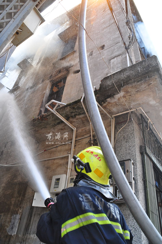 龙港沿江路发生一起民房起火 