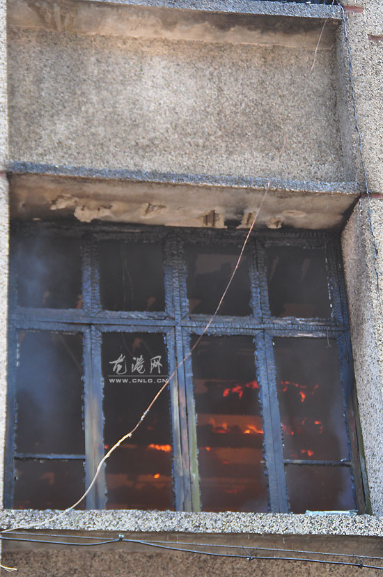 龙港沿江路发生一起民房起火 
