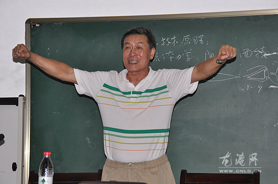 原市游泳协会会长、国家级教练陈剑岳老师来龙港授课