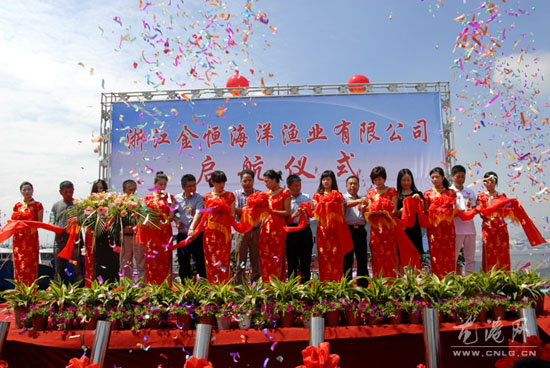 温州最大的深水灯光围网渔船在龙港启航