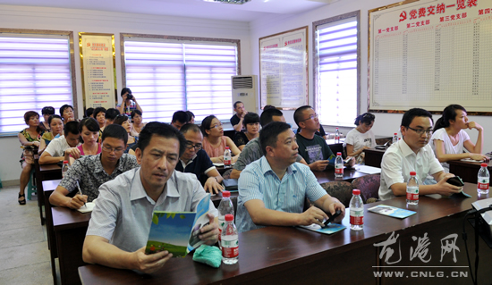 龙港镇赴兄弟镇考察学习计生与社区管理工作