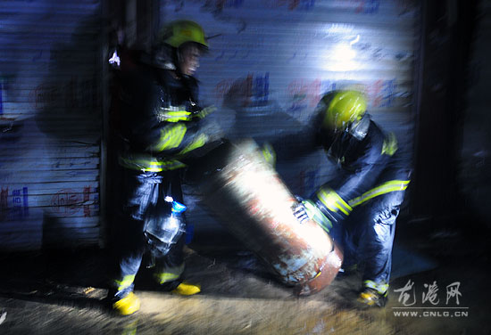 龙港一饭店厨房发生煤气爆炸  无人员受伤