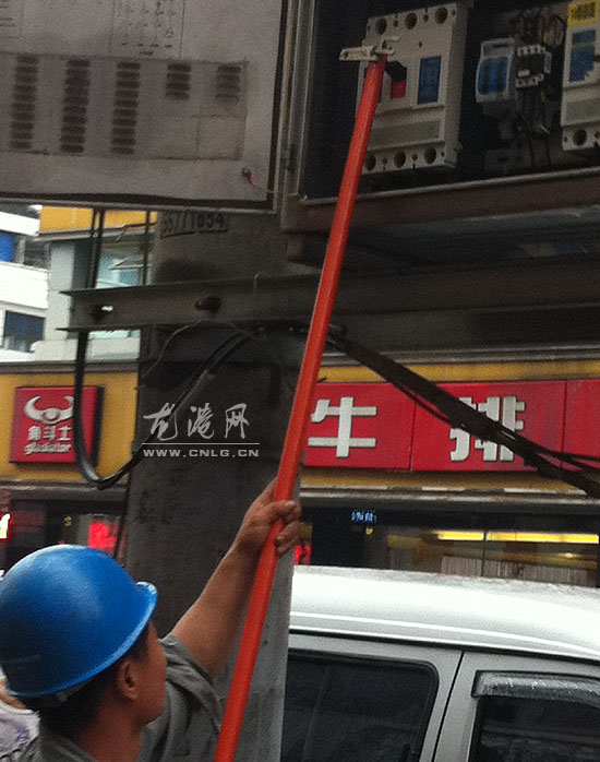 龙跃路一房屋外墙装饰板起火  
