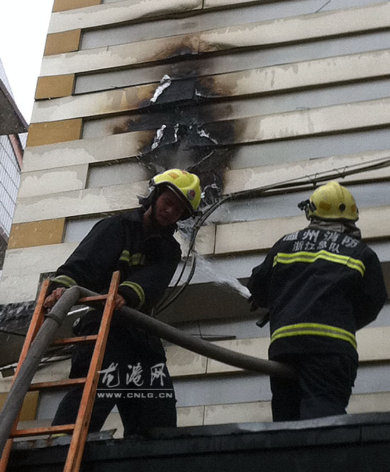 龙跃路一房屋外墙装饰板起火  