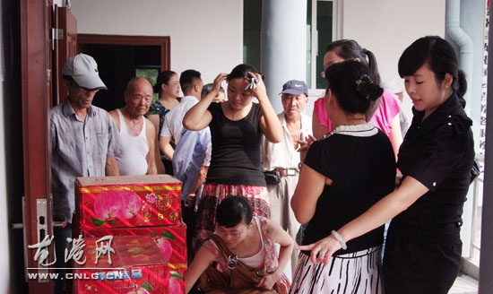 龙港镇妇联开展中秋慰问活动
