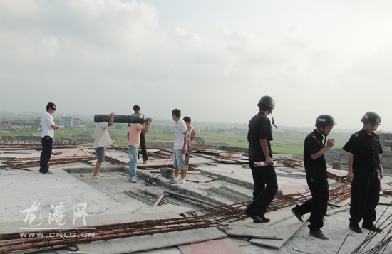 镇两违办对加建抢建违章建筑进行拆除