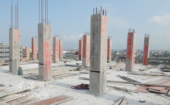 镇两违办对加建抢建违章建筑进行拆除