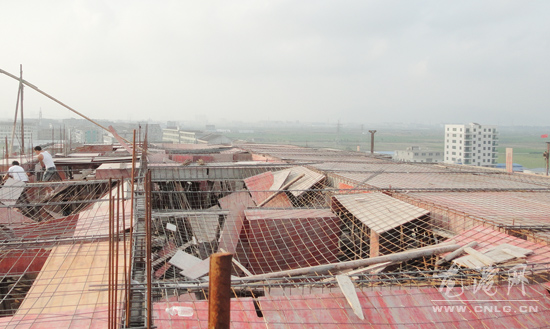 镇两违办对加建抢建违章建筑进行拆除