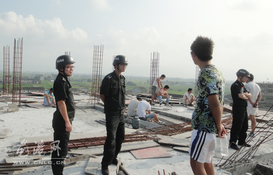 镇两违办对加建抢建违章建筑进行拆除