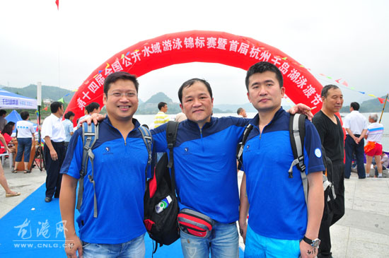 龙港冬泳组队参加第十四届全国公开水域游泳锦标赛