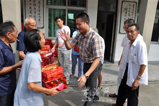 县印刷包装协会中秋慰问江山敬老院老人