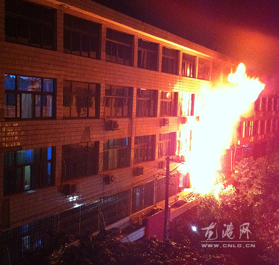 龙港育才街一民房着火   四人成功逃生