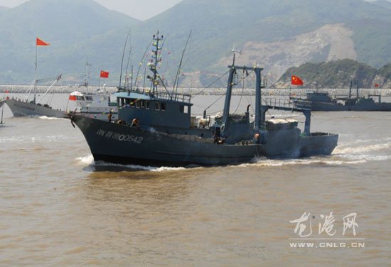 东海伏休结束 苍南渔船扬帆出海