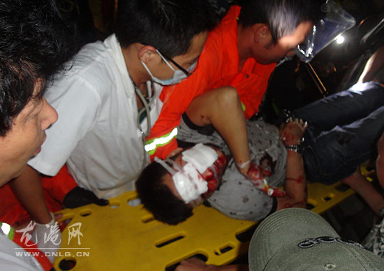 大货车与面包车迎面相撞   消防官兵成功营救被困人员