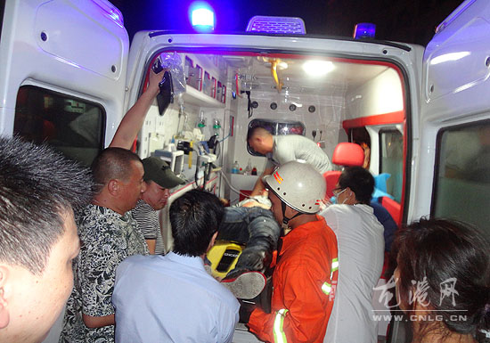 大货车与面包车迎面相撞   消防官兵成功营救被困人员