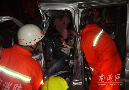 大货车与面包车迎面相撞   消防官兵成功营救被困人员