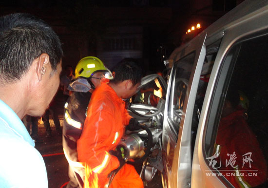 大货车与面包车迎面相撞   消防官兵成功营救被困人员