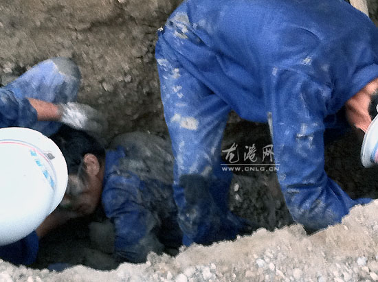 龙港市政工人铺设地下管道遇塌方被埋