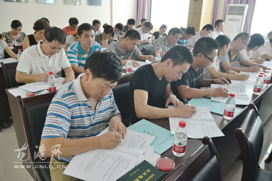 我镇召开企业工资集体协商工作再动员大会