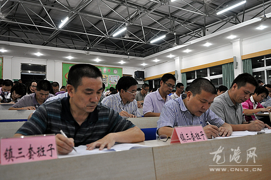 龙港镇全体机关干部参加“133”知识测试考生