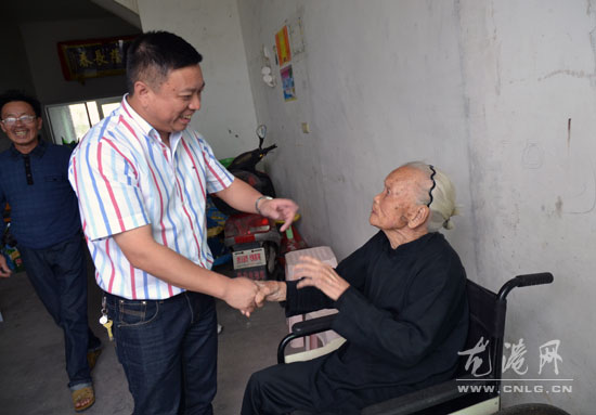 重阳将至  镇领导慰问百岁老人