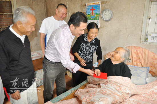 重阳将至  镇领导慰问百岁老人