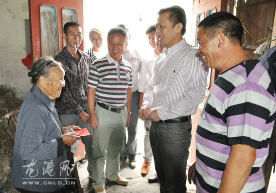 重阳将至  镇领导慰问百岁老人