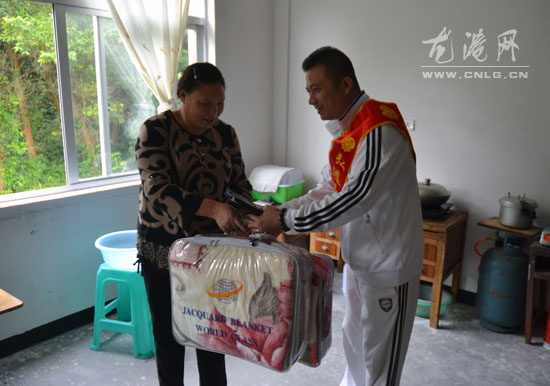 弘远爱心联盟慰问石砰火灾户
