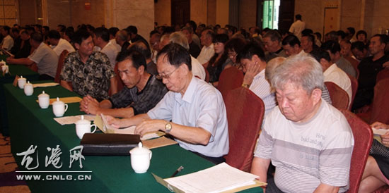 龙港镇举行了庆祝浙江省第24个老人节暨老龄工作表彰大会