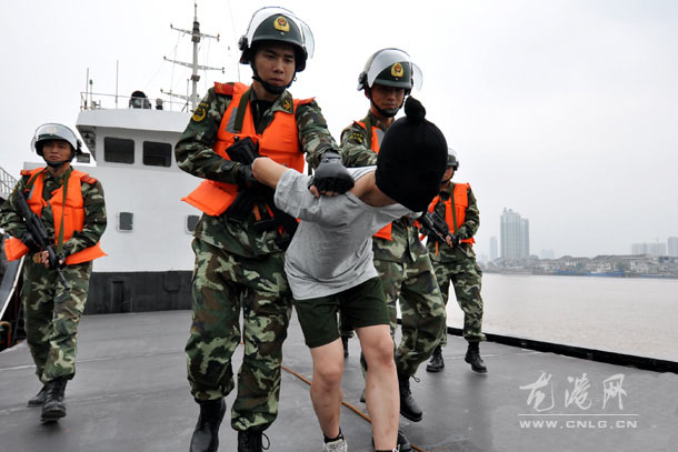 龙港边防进行海上反恐模拟演练（图）