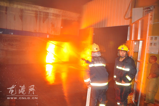 龙港一企业发生大火  烧毁面积1000平方米