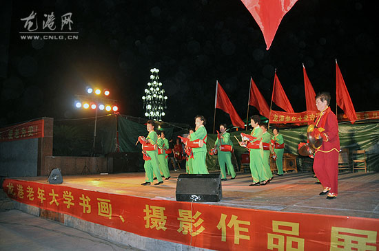 龙港老年大学举办庆祝国庆暨全国第二个“敬老月”暨第八届文化艺术周文艺晚会