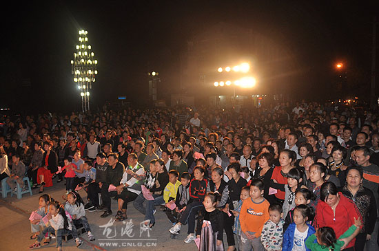 龙港老年大学举办庆祝国庆暨全国第二个“敬老月”暨第八届文化艺术周文艺晚会