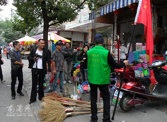 龙港网民监督团上街劝导占道经营