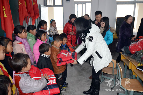 图为龙港镇妇联来到湖前林头双灵完全小学给学生们送新衣