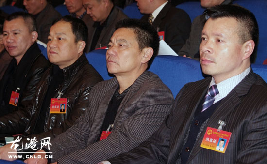 县九届人大一次会议举行第三次全体会议