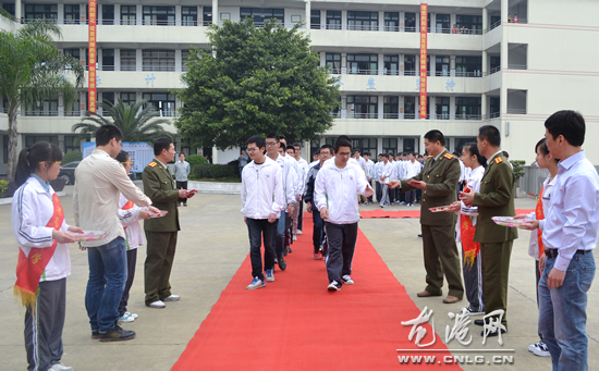 龙港镇兴港中学举行学生成人礼