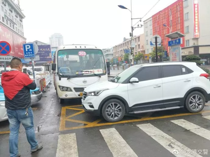 龙港这位车主的素质，都掉到裤裆口了……