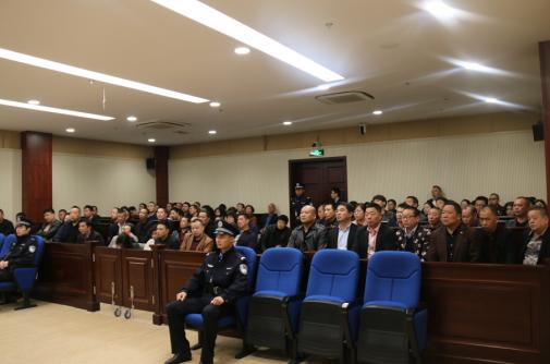 法盲村干部“为民谋利”触法受审 苍南镇村干部旁听庭审