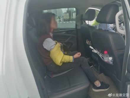 龙港交警大队机动中队执勤交警黄振宇和同事