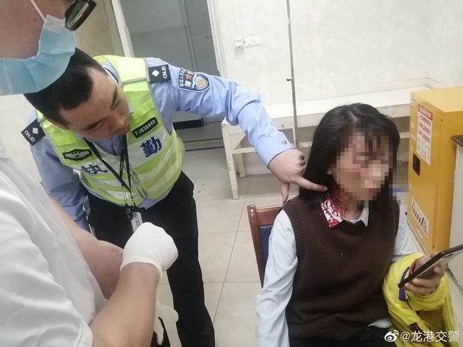 龙港交警大队机动中队执勤交警黄振宇和同事