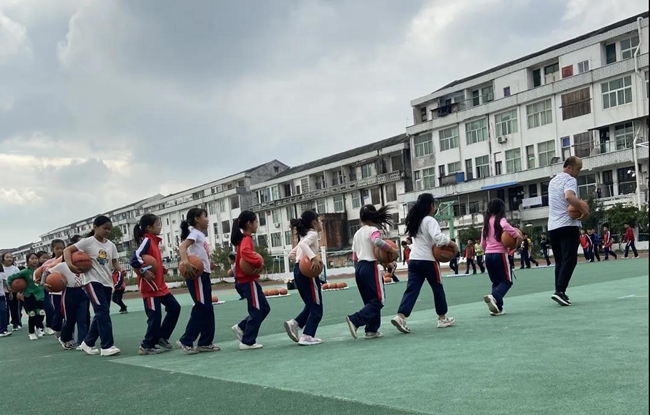 龙港新城二小的林继香老师和龙港五小的陈希瑞老师上演了一场由技能与智慧共同点燃的体育盛宴