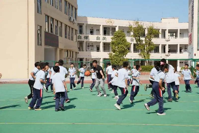 龙港四小陈新楼老师执教的《直线运球的运用方法》中拉开序幕