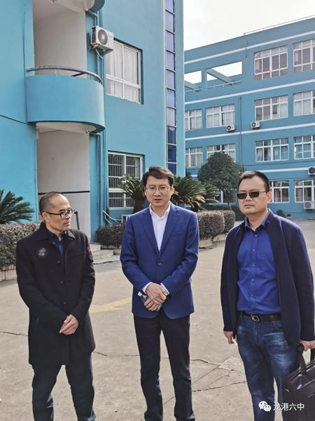     吴向阳校长为何新军一行详细介绍了学校的发展历史、办学理念、师资情况、学生现状。