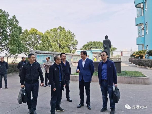     吴向阳校长为何新军一行详细介绍了学校的发展历史、办学理念、师资情况、学生现状。