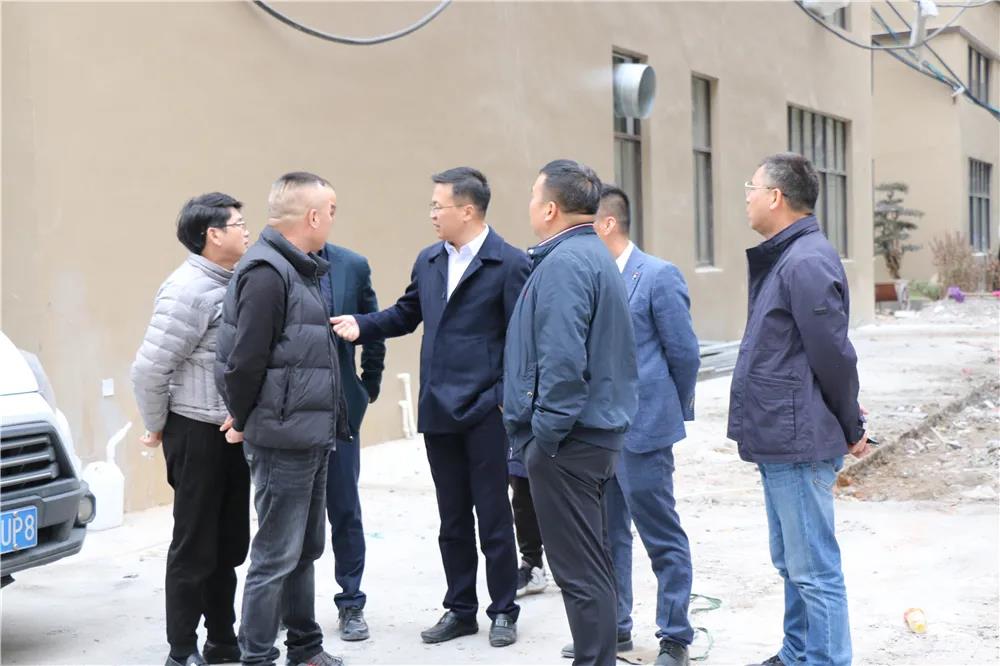 龙港市新城开发建设中心党组书记、主任叶德腾带队深入辖区企业督查环境综合整治工作