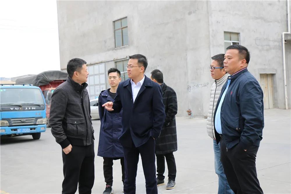 龙港市新城开发建设中心党组书记、主任叶德腾带队深入辖区企业督查环境综合整治工作
