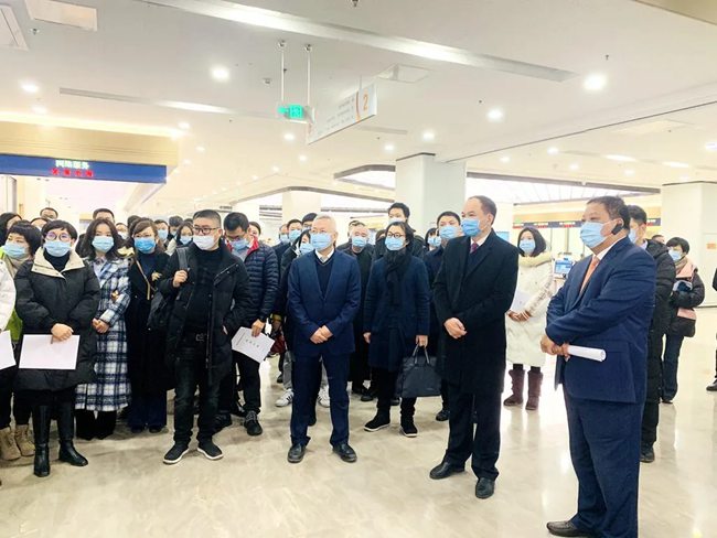 参加活动的150多名龙港政协委员还实地视察了龙港市政务客厅和市文化中心
