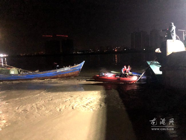 两船在鳌江四桥上游相撞 小船沉浮在水中 船老大失联后已成功找到.jpg